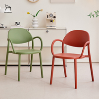 Chaise de salle à manger moderne en plastique épaissi Mobilier de maison empilable pour la maison et les centres commerciaux Fauteuils grossistes