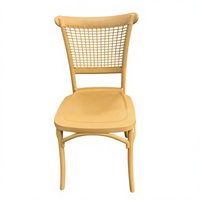 Chaise de banquet et de salle à manger d'extérieur en résine PP, design français, dossier plein, pieds coniques, empilable, étanche, pour usage commercial et hôtelier