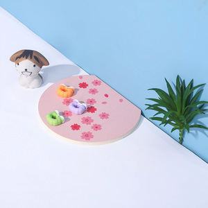 Paillasson minimaliste japonais en bois de tilleul, motif fleurs de cerisier roses, forme irrégulière, pour intérieur - Product Image 1