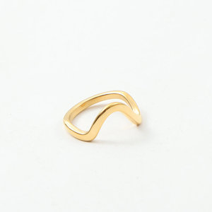 Anillo Unisex de Latón Chapado en Oro de 18K con Diseño de Ondas, Moderno, para Uso Diario, Ideal para Regalo - Product Image 1