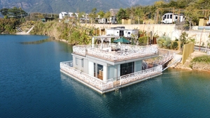 Prix d'usine Maison flottante de luxe préfabriquée en acier et aluminium, <span class=keywords><strong>quai</strong></span> flottant, maison <span class=keywords><strong>sur</strong></span> l'eau pour la famille, vente chaude aux États-Unis - Product Image 2