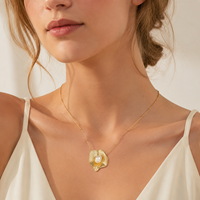 Collier pendentif fleur texturée en perle d'eau douce plaqué or 18 carats, chaîne délicate à maillons perlés pour femme