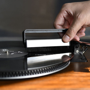 Cepillo de limpieza de discos de vinilo de fibra de carbono de alta densidad, removedor de polvo antiestático para el cuidado de tocadiscos LP con mango ergonómico - Product Image 4