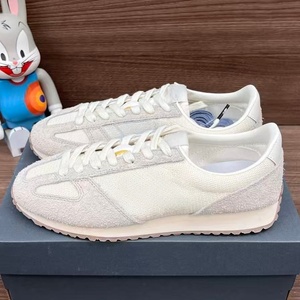 Zapatillas de lona de diseño modernas y transpirables con forro de malla y cordones, ideales para actividades deportivas y caminatas informales. - Product Image 1