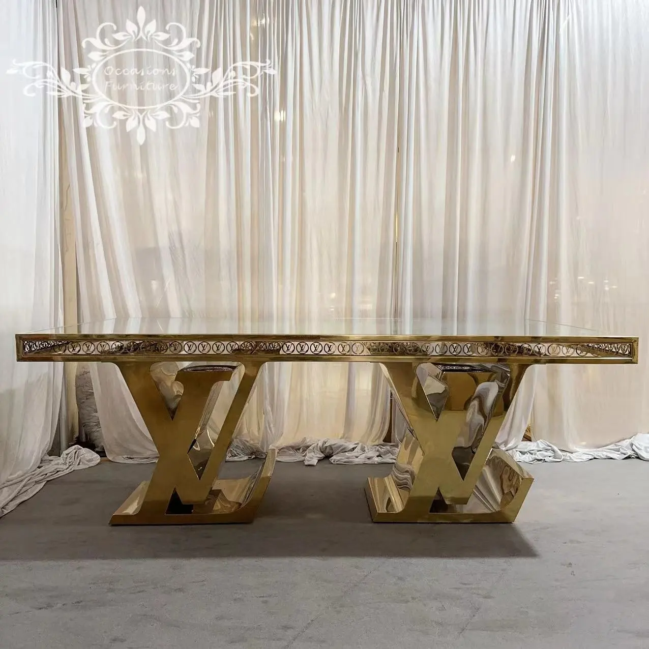 レターLVステンレススチールゴールドウェディングダイニング高級家具テーブル花嫁と花婿の愛のイベントホテルの商業用テーブル