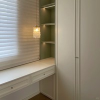 Meilleures ventes : Ensemble de chambre à coucher et de dortoir deux-en-un, style moderne européen minimaliste, avec armoire et coiffeuse en bois de pin massif, miroir éclairé et rangement