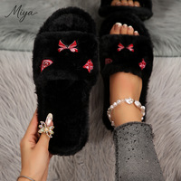 YJ76 Nouveaux modèles de pantoufles en peluche à bout ouvert pour femme, collection automne-hiver 2026, avec broderie nœud mignon et fourrure synthétique plate