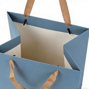 Bolsa de Cartón Azul para Compras, Plegable, Reciclable, con Asas de Algodón Trenzado y Logotipo Impreso Personalizado - Product Image 3