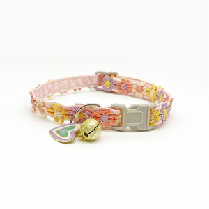 Luxe kleurrijke polyester kant bloemen hondenhalsband met bel en veilige gespsluiting voor katten & honden - Product Image 5