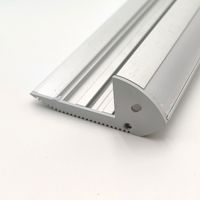 Profilé de plinthe LED encastré avec canal lumineux intégré et diffuseur optique à clipser pour intérieur