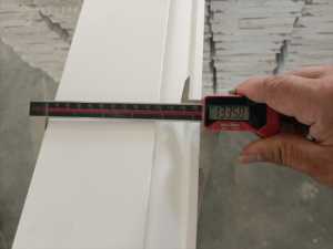Plinthe de sol en <span class=keywords><strong>bois</strong></span> de <span class=keywords><strong>pin</strong></span>, design moderne, blanc apprêté, joint en dentelle, avec dérogation tarifaire 2026 - Product Image 3