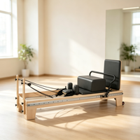 Machine de Pilates Reformer en bois d'érable avec rails en acier inoxydable à haute résistance, ressorts et accessoires pour studio et salle de sport