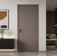 Porte en PVC uni sans motifs, disponible en plusieurs couleurs et textures imitation bois, étanche et anti-rayures, pour intérieur.