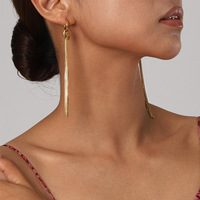 Bijoux minimalistes personnalisés à la mode Boucles d'oreilles à long fil en acier inoxydable plaqué or 18 carats avec pompon supplémentaire pour femmes