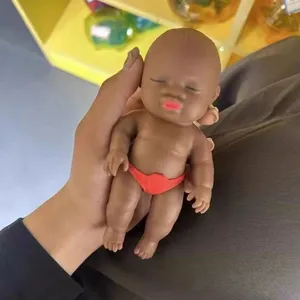 Bambola Nera Morbida e Divertente da Spremere, Giocattolo Antistress a Lenta Risalita per Adulti e Bambini, Ideale per la Casa e come Regalo - Product Image 4