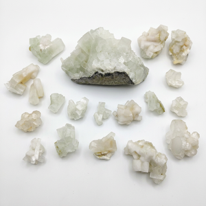 Apophyllite verte naturelle avec spécimen minéral de Stilbite, formation de géode irrégulière, décoration intérieure et collection, provenant du Maharashtra - Product Image 1