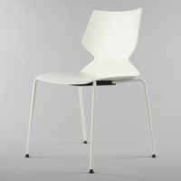 Chaise de conférence de bureau en plastique durable conforme à la norme ANSI/BIFMA, base en acier, empilable, design contemporain pour les salles à manger des écoles