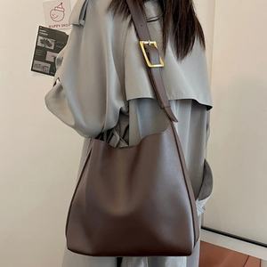 Nouveauté <span class=keywords><strong>Sac</strong></span> à <span class=keywords><strong>main</strong></span> d'hiver <span class=keywords><strong>Sac</strong></span> seau en PU décontracté de grande capacité avec fermeture à glissière et sangle unique Conception de bandoulière assortie facile - Product Image 1