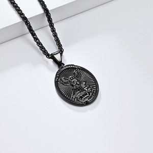 Nueva joyería de moda retro transfronteriza: Collar de acero de titanio con colgante ovalado de San Miguel Arcángel, venta al por mayor. - Product Image 4