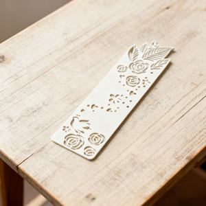 ที่คั่นหนังสือโลหะแบบกำหนดเองขายส่ง ดีไซน์สร้างสรรค์  แบบเจาะลายเคลือบทอง เคลือบเงิน พร้อมพู่ห้อย สำหรับโรงเรียน - Product Image 2