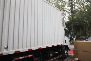 Nueva Camioneta Eléctrica DF 4X2 con Autonomía de 450 KM, Batería CATL de 140 KWH, Caja Cerrada para Transporte de Carga en Todo Clima - Product Image 5