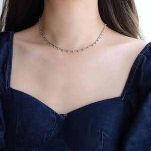 Collar de Joyería Antideslustre con Cuentas Doradas y Dijes, Cadena de Eslabones - Product Image 1