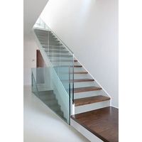 Escalier en colimaçon personnalisé Prima, moderne, en acier et bois, avec balustrade en verre, pour villa à petit espace