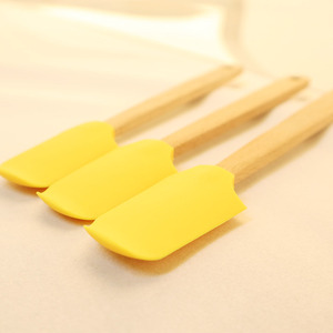 Ustensile de cuisine résistant à la chaleur, mini spatule en silicone, cuillère à mélanger, manche en bois de hêtre, grattoir pour pâtisserie, logo disponible - Product Image 1