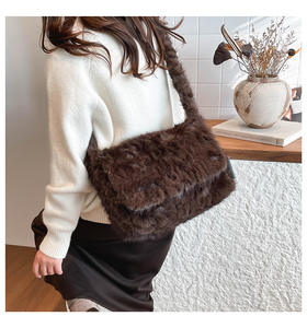 Borsa a Tracolla Invernale Vintage <span class=keywords><strong>di</strong></span> <span class=keywords><strong>Lusso</strong></span> in Finta Pelliccia Calda per Studenti e Viaggi, Grande Borsa Messenger Morbida e Pelosa con Patta - Product Image 5