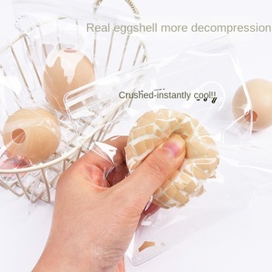 Petit livre Rouge à Capuche avec œuf de simulation en EVA, jouet de décompression musical à pincer jetable, jouet de ventilation cool en forme de coquille d'œuf véritable - Product Image 2