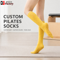 Chaussettes de Pilates personnalisées à hauteur du genou avec grip, soutien de la voûte plantaire, anti-humidité et anti-odeur, pour le branding