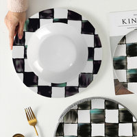 Service de table en porcelaine fine à motif quadrillé style tusqie dessiné à la main, comprenant assiettes, bol, tasse et soucoupe, coffret cadeau de luxe, vente en gros