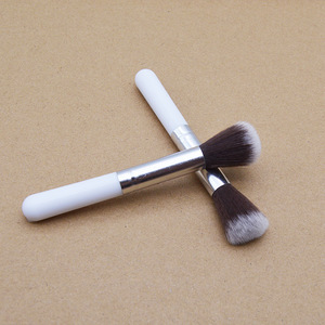 Brocha de Maquillaje Individual Blanca de 3 cm, con Mango de Plástico y Cerdas de Nylon Onduladas, para Rubor e Iluminador - Product Image 5