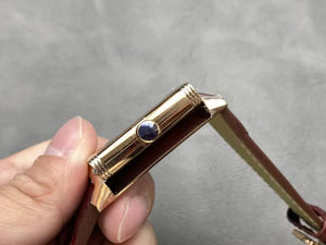 Montre Reverso classique avec cadran rouge, boîtier en or, bracelet en cuir, design rétro de luxe, personnalisable, double face - Product Image 6