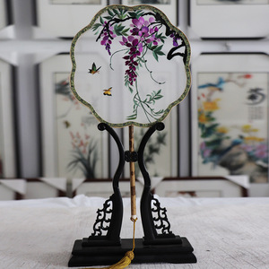 Abanico de Palacio Bordado de Doble Cara de Suzhou, con Diseño Floral Dibujado a Mano, Estilo Chino, Accesorio Hanfu, Adorno Artesanal Tradicional - Product Image 2
