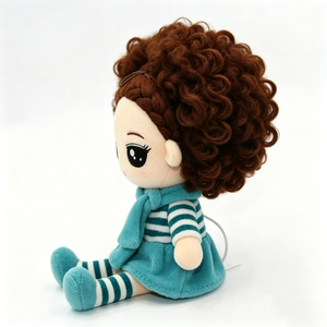 Muñeca de Peluche de Niña con Cabello Rizado Castaño, Adorable Juguete de Peluche con Vestido Verde Azulado, Bufanda y Atuendo a Rayas, Muñeca de Peluche Sentada Suave - Product Image 1