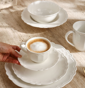 Juego de Vajilla de Cerámica Blanca Francesa con Relieve, Platos y Tazones con Borde Festoneado, Venta al Por Mayor, Logotipo Personalizado para Bodas y Hoteles - Product Image 1