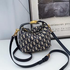 Bolso de mano de material PU con patrón geométrico de estilo retro. Tiene un cierre de cremallera. Es adecuado para uso diario. - Product Image 6
