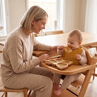 Ensemble d'alimentation pour bébé en silicone jaune curcuma avec bavoir floral, assiette compartimentée en bois en forme de papillon et fourchette-cuillère à pointe souple en silicone pour la diversification alimentaire