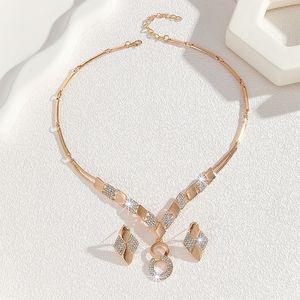 Nouveau Collier Pendentif Cœur Sportif Polyvalent de Luxe Léger pour Femme, Incrusté de Zircon, Chaîne en Alliage de Bambou Réglable - Product Image 3