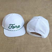 Casquette de golf pour hommes personnalisée blanche à 5 panneaux avec logo brodé, perforations découpées au laser, visière plate, séchage rapide, style snapback, vente en gros