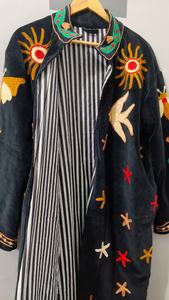 Robe en coton noir brodée à la main avec des motifs d'oiseaux, de cactus et de soleil, col mandarin, manches longues, veste longue pour femme, tenue de printemps - Product Image 2
