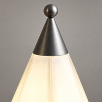 Lampe de table sculpturale moderne en verre blanc avec abat-jour conique à facettes pour chambre à coucher, chevet, salon, bureau, hôtel, suite d'hôtes, bureau