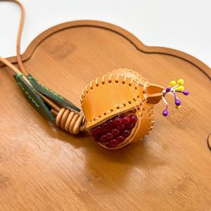 Llavero de cuero genuino con forma de granada grande, hecho a mano y creativo, bonito colgante de fruta para bolso, mini colgante vintage para bolso. - Product Image 6