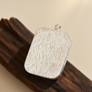 จี้ทองแดงสีขาวรูปทรงเรขาคณิต งานเพ้นท์มือ ปิดทอง ประดับด้วยผงกำยาน ใช้สำหรับป้องกันภัย (เทราเขียว/จั๋วซี) - Product Image 4