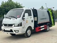 Camion à ordures compacteur Dongfeng 5CBM Diesel 4x2 à transmission manuelle avec moteur et boîte de vitesses, norme d'émission Euro 3