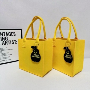 Sacs fourre-tout promotionnels en feutre pour femmes avec logo imprimé personnalisé et motif lettres – Sac à main personnalisé pour la publicité - Product Image 3