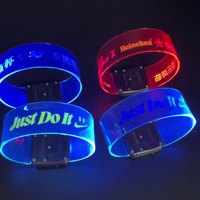 Bracelet LED lumineux personnalisé avec logo, certifié ISO, respectueux de l'environnement, pour la décoration de festivals, avec aimant, qui brille dans le noir