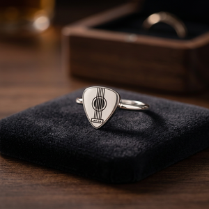 Bague artisanale en argent avec plectre de guitare et motif instrument de musique, cadeau unisexe pour anniversaire, bijou - Product Image 3