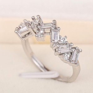Anello Rettangolare in Cristallo Rosa per Donne, Accessorio Minimalista per Feste e Uso Quotidiano - Product Image 3